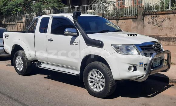 Nunua Ilio tumika Toyota Hilux Nyeupe Gari ndani ya Maputo nchini Maputo