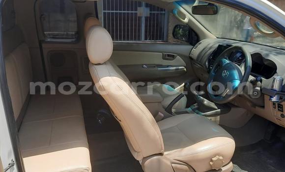 Nunua Ilio tumika Toyota Hilux Nyeupe Gari ndani ya Maputo nchini Maputo Nunua Ilio tumika Toyota Hilux Nyeupe Gari ndani ya Maputo nchini Maputo