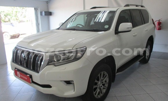 Nunua Ilio tumika Toyota Land Cruiser Prado Nyeupe Gari ndani ya Maputo nchini Maputo