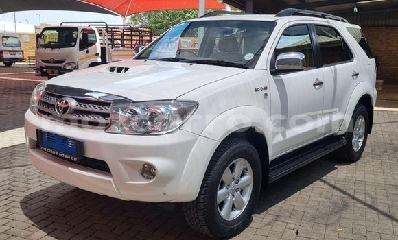 Buy Used Toyota Fortuner Red Car in Maputo in Maputo