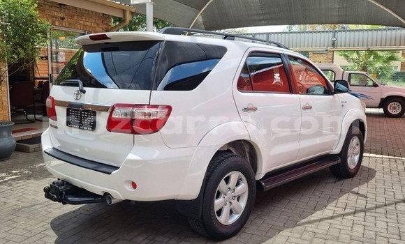 Nunua Ilio tumika Toyota Fortuner Nyekundu Gari ndani ya Maputo nchini Maputo Nunua Ilio tumika Toyota Fortuner Nyekundu Gari ndani ya Maputo nchini Maputo