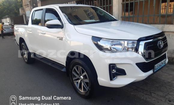 Comprar Usado Toyota Hiluxe Revo Branco Carro em Maputo em Maputo