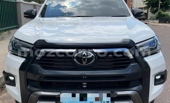 Buy Used Toyota Hiluxe Revo White Car in Maputo in Maputo Buy Used Toyota Hiluxe Revo White Car in Maputo in Maputo