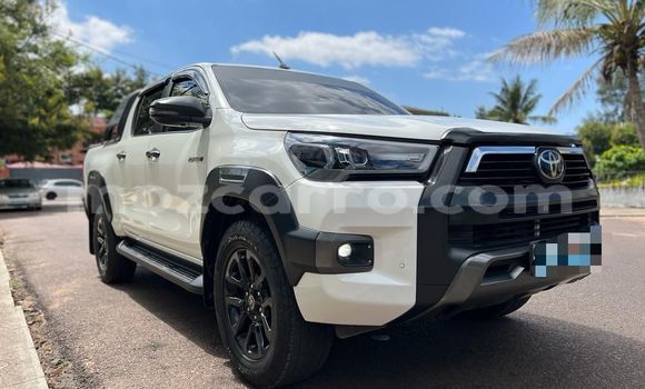 Buy Used Toyota Hiluxe Revo White Car in Maputo in Maputo Buy Used Toyota Hiluxe Revo White Car in Maputo in Maputo