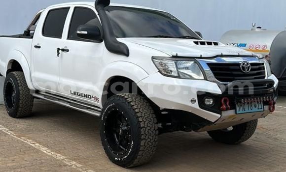Comprar Usado Toyota Hilux Branco Carro em Maputo em Maputo