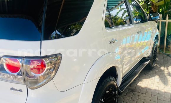 Tenga Tsaru Toyota Hilux Chena Mota in Marara in Tete Tenga Tsaru Toyota Hilux Chena Mota in Marara in Tete