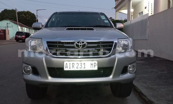 Comprar Usado Toyota Hilux Prata Carro em Maputo em Maputo