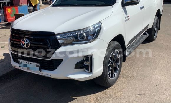 Nunua Ilio tumika Toyota Hiluxe Revo Nyeupe Gari ndani ya Maputo nchini Maputo