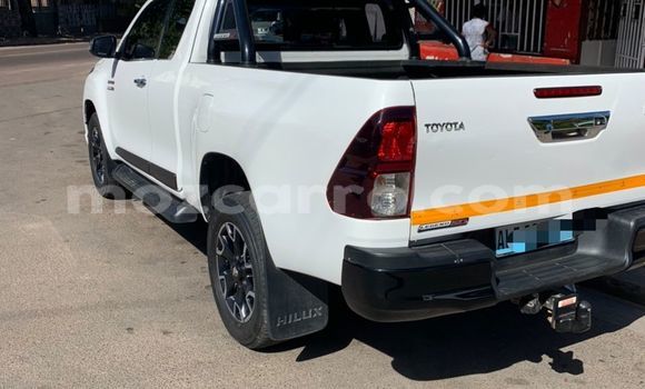 Buy Used Toyota Hiluxe Revo White Car in Maputo in Maputo Buy Used Toyota Hiluxe Revo White Car in Maputo in Maputo