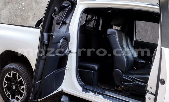 Buy Used Toyota Hiluxe Revo White Car in Maputo in Maputo Buy Used Toyota Hiluxe Revo White Car in Maputo in Maputo