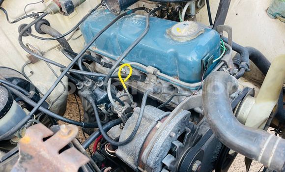 Nunua Ilio tumika Nissan Caravan Brown Gari ndani ya Maputo nchini Maputo