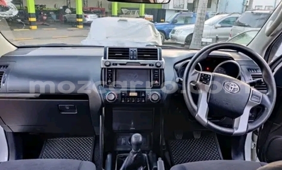 Nunua Ilio tumika Toyota Land Cruiser Prado Nyeupe Gari ndani ya Maputo nchini Maputo Nunua Ilio tumika Toyota Land Cruiser Prado Nyeupe Gari ndani ya Maputo nchini Maputo