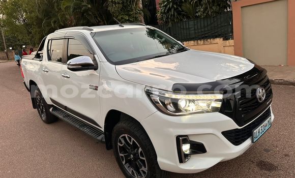 Comprar Usado Toyota Hiluxe Revo Branco Carro em Maputo em Maputo