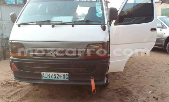 Comprar Usado Toyota Hiace Branco Carro em Moçambique em Nampula
