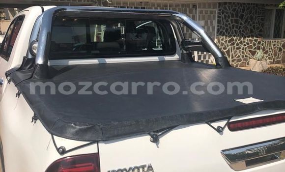 Comprar Usado Toyota Hiluxe Revo Branco Carro em Maputo em Maputo