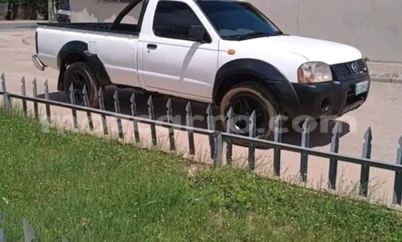 Nunua Ilio tumika Nissan Hardbody Nyeupe Gari ndani ya Maputo nchini Maputo