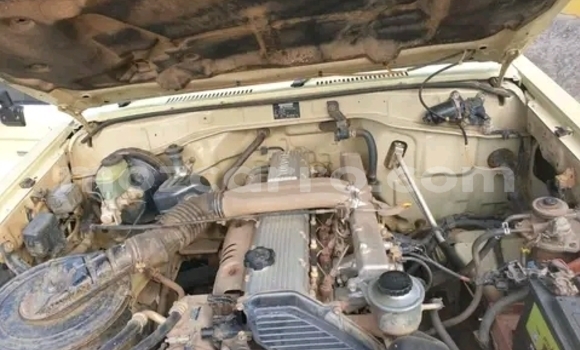 Nunua Ilio tumika Toyota Land Cruiser Brown Gari ndani ya Maputo nchini Maputo Nunua Ilio tumika Toyota Land Cruiser Brown Gari ndani ya Maputo nchini Maputo