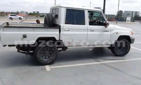 Buy Used Toyota Land Cruiser White Car in Maputo in Maputo