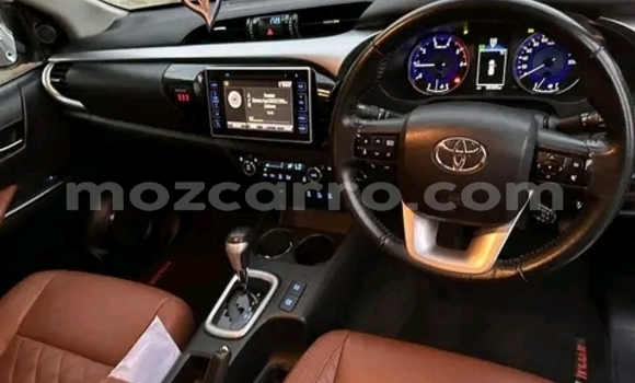 Nunua Ilio tumika Toyota Hilux Nyeupe Gari ndani ya Maputo nchini Maputo Nunua Ilio tumika Toyota Hilux Nyeupe Gari ndani ya Maputo nchini Maputo