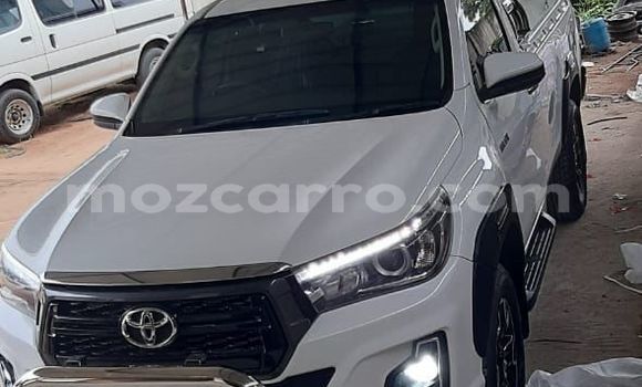 Comprar Usado Toyota Hiluxe Revo Branco Carro em Maputo em Maputo