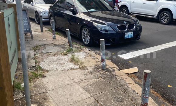 Comprar Usado BMW 5-Series Azul Carro em Maputo em Maputo