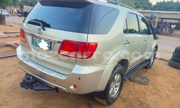 Nunua Ilio tumika Toyota Fortuner Brown Gari ndani ya Maputo nchini Maputo Nunua Ilio tumika Toyota Fortuner Brown Gari ndani ya Maputo nchini Maputo