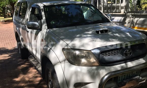 Nunua Ilio tumika Toyota Hilux Nyeupe Gari ndani ya Maputo nchini Maputo Nunua Ilio tumika Toyota Hilux Nyeupe Gari ndani ya Maputo nchini Maputo
