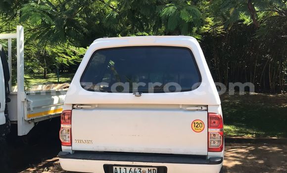 Nunua Ilio tumika Toyota Hilux Nyeupe Gari ndani ya Maputo nchini Maputo Nunua Ilio tumika Toyota Hilux Nyeupe Gari ndani ya Maputo nchini Maputo