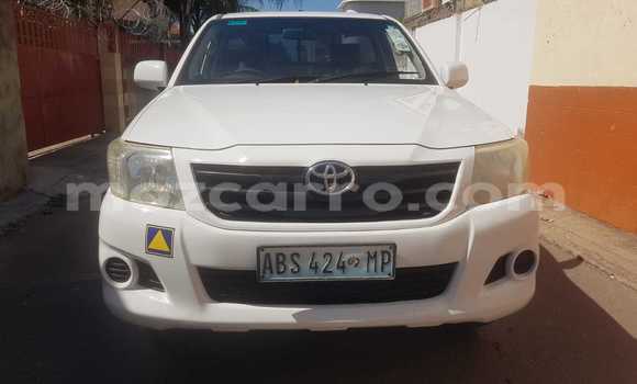 Buy Used Toyota Hilux White Car in Maputo in Maputo