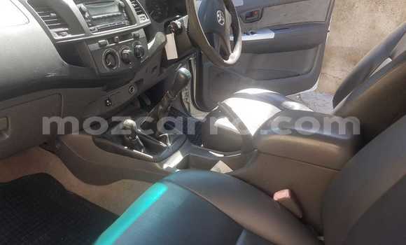 Nunua Ilio tumika Toyota Hilux Nyeupe Gari ndani ya Maputo nchini Maputo Nunua Ilio tumika Toyota Hilux Nyeupe Gari ndani ya Maputo nchini Maputo
