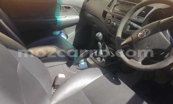 Nunua Ilio tumika Toyota Hilux Nyeupe Gari ndani ya Maputo nchini Maputo Nunua Ilio tumika Toyota Hilux Nyeupe Gari ndani ya Maputo nchini Maputo