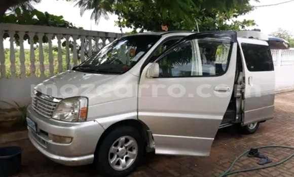 Nunua Ilio tumika Toyota Regius Nyeupe Gari ndani ya Maputo nchini Maputo