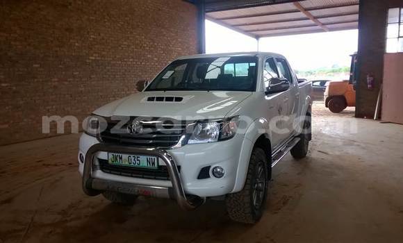 Tenga Tsaru Toyota Hilux Chena Mota in Maputo in Maputo