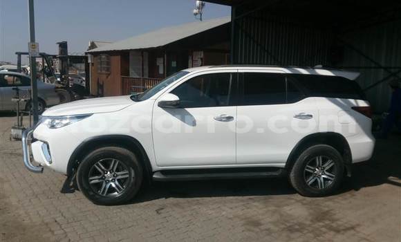 Comprar Usado Toyota Fortuner Branco Carro em Maputo em Maputo