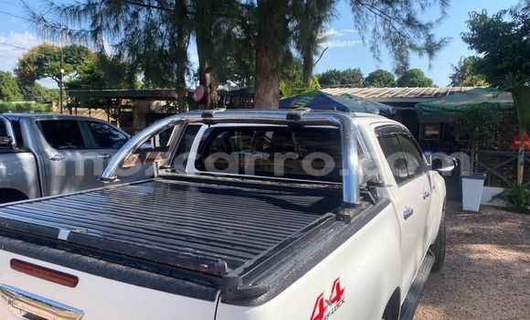 Nunua Ilio tumika Toyota Hilux Nyeupe Gari ndani ya Maputo nchini Maputo Nunua Ilio tumika Toyota Hilux Nyeupe Gari ndani ya Maputo nchini Maputo