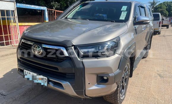 Nunua Ilio tumika Toyota Hiluxe Revo Brown Gari ndani ya Maputo nchini Maputo