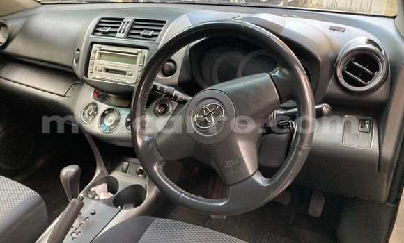 Nunua Ilio tumika Toyota RAV4 Nyeupe Gari ndani ya Maputo nchini Maputo Nunua Ilio tumika Toyota RAV4 Nyeupe Gari ndani ya Maputo nchini Maputo