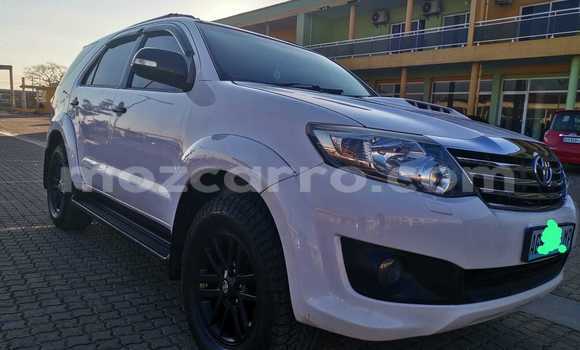 Nunua Ilio tumika Toyota Hilux Nyeupe Gari ndani ya Maputo nchini Maputo Nunua Ilio tumika Toyota Hilux Nyeupe Gari ndani ya Maputo nchini Maputo