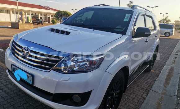 Nunua Ilio tumika Toyota Hilux Nyeupe Gari ndani ya Maputo nchini Maputo Nunua Ilio tumika Toyota Hilux Nyeupe Gari ndani ya Maputo nchini Maputo