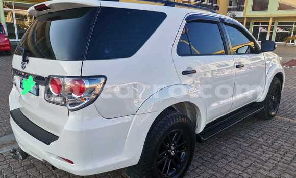 Nunua Ilio tumika Toyota Hilux Nyeupe Gari ndani ya Maputo nchini Maputo Nunua Ilio tumika Toyota Hilux Nyeupe Gari ndani ya Maputo nchini Maputo