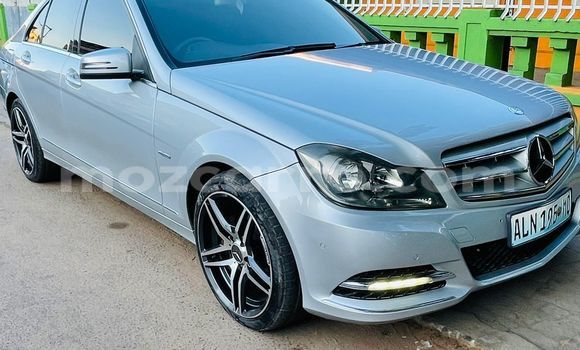 Comprar Usado Mercedes Viano Branco Carro em Maputo em Maputo