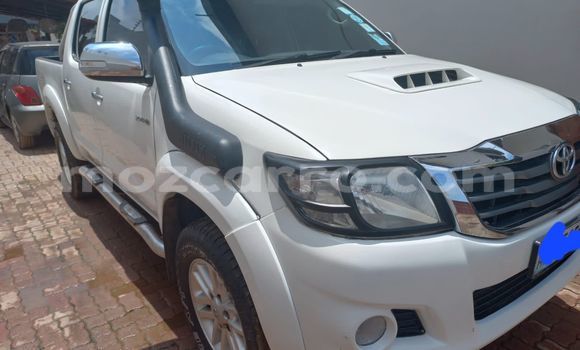 Nunua Ilio tumika Toyota Hilux Nyeupe Gari ndani ya Maputo nchini Maputo Nunua Ilio tumika Toyota Hilux Nyeupe Gari ndani ya Maputo nchini Maputo