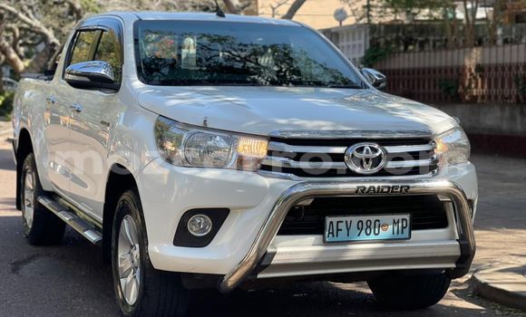 Nunua Ilio tumika Toyota Hiluxe Revo Nyeupe Gari ndani ya Maputo nchini Maputo