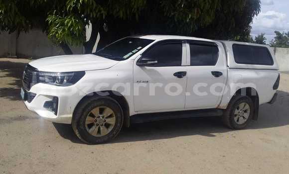 Comprar Usado Toyota Hiluxe Revo Branco Carro em Maputo em Maputo