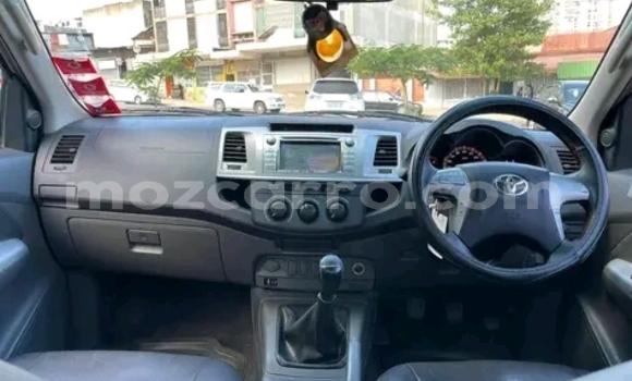 Nunua Ilio tumika Toyota Hilux Nyeupe Gari ndani ya Maputo nchini Maputo Nunua Ilio tumika Toyota Hilux Nyeupe Gari ndani ya Maputo nchini Maputo