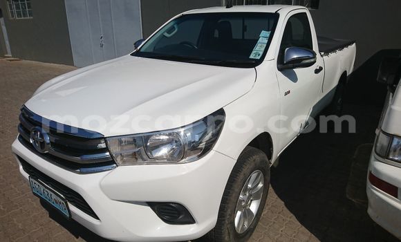 Buy Used Toyota Hiluxe Revo White Car in Maputo in Maputo