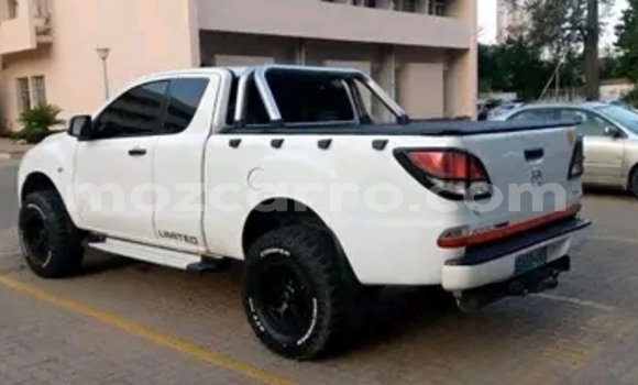 Nunua Ilio tumika Mazda BT-50 Nyeupe Gari ndani ya Maputo nchini Maputo Nunua Ilio tumika Mazda BT-50 Nyeupe Gari ndani ya Maputo nchini Maputo