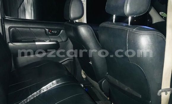 Nunua Ilio tumika Toyota Hilux Fedha Gari ndani ya Maputo nchini Maputo Nunua Ilio tumika Toyota Hilux Fedha Gari ndani ya Maputo nchini Maputo