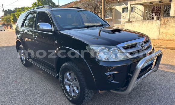 Nunua Ilio tumika Toyota Fortuner Nyeusi Gari ndani ya Maputo nchini Maputo