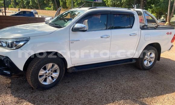 Buy Used Toyota Hiluxe Revo White Car in Maputo in Maputo